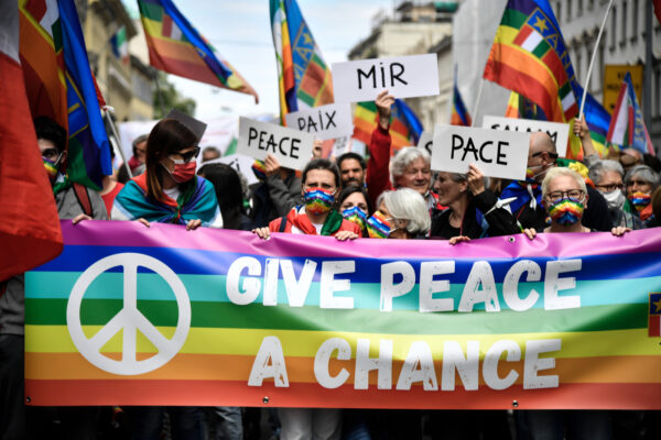 I giornali italiani tifano per la guerra, e i pacifisti vengono oscurati I giornali italiani tifano per la guerra, e i pacifisti vengono oscurati