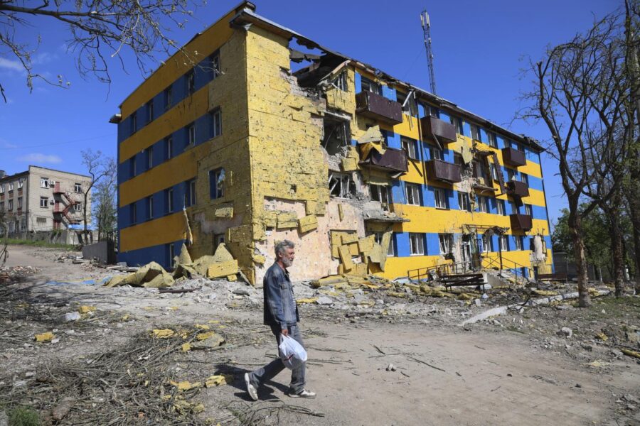 Conflitto Ucraina-Russia, missili su Odessa ed evacuazioni da Azovstal: “Putin può dichiarare guerra totale a maggio”