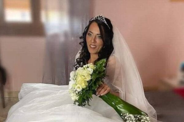 Samantha morta durante ritocco al seno, l’estetista: “L’ho letto sul web”. Il marito: “E’ morta tra le mie braccia”