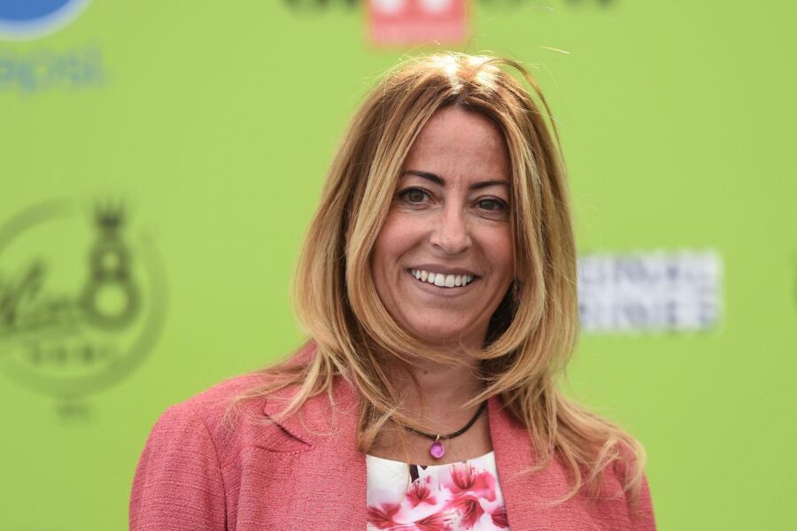 Chirurgia estetica, bufera sul camper fuori le scuole: “La toppa è peggio del buco”