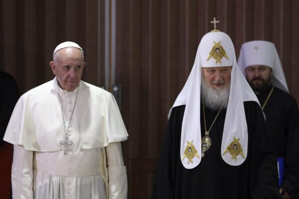 Kirill nell’angolo: il patriarca fan di Putin prova a salvare il posto vedendo Papa Francesco