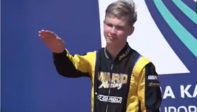 Pilota russo fa il saluto nazista, il gesto di Artyom Severyukhin sotto la bandiera italiana: bufera agli Europei juniores di kart