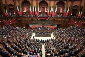 Il Parlamento straccia la Costituzione, il decreto Ucraina ultima ferita: la nostra Carta è pacifista