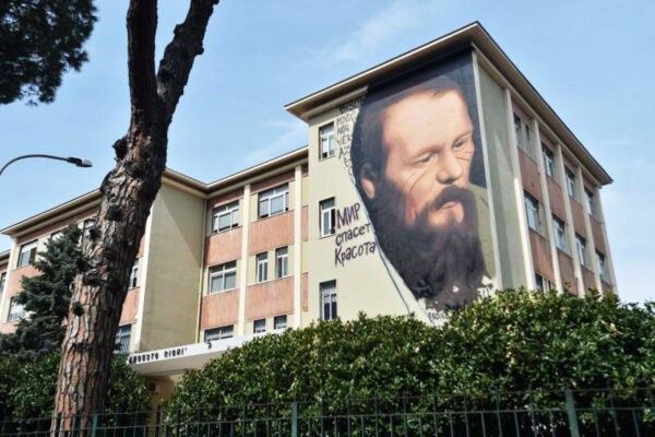 Jorit, il murales su Dostoevskij e l’inchino alla propaganda di Putin: sogna il Nobel per la pace?