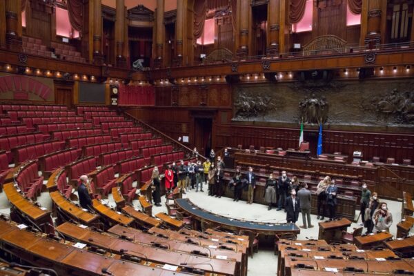 La Camera salva la ‘Spazzacorrotti’ grillina, Pd e Forza Italia affossano l’emendamento Magi tra i banchi vuoti