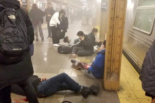 Attentato nella metropolitana di New York, spari e fumogeni: è caccia a un uomo “afroamericano”
