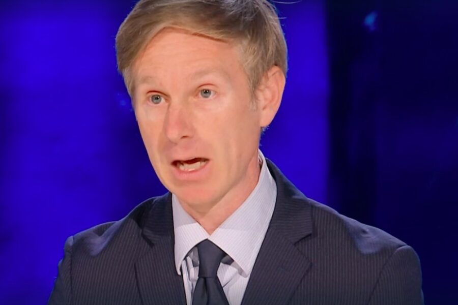 Lo show di Orsini a Cartabianca tra fascismo e mamme di Mariupol, Anzaldi: “Siamo passati da Enzo Biagi a un opinionista sconosciuto”