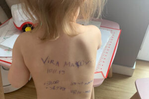 Il ‘gioco’ della mamma ucraina con la figlia, nome e numero di telefono scritti dietro la schiena: “Se muoio, salvatela”