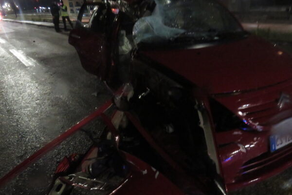 Sangue a Napoli, auto si ribalta con a bordo cinque giovani: uno è in gravi condizioni