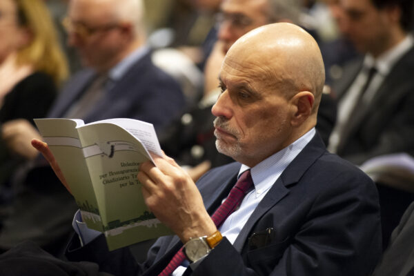 “Non disturbare”, i cartelli fuori le stanze dei pm e la protesta degli avvocati: tensione in Procura a Milano