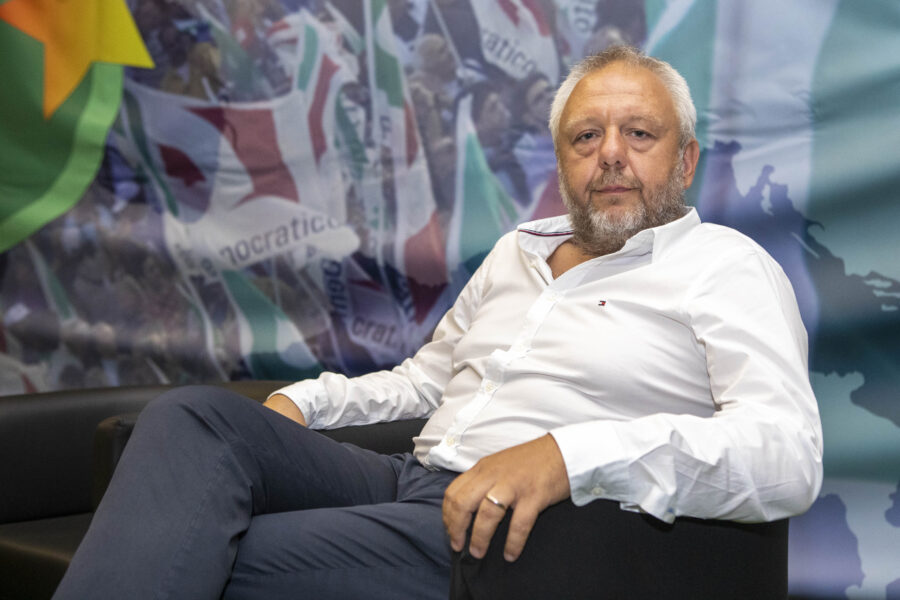 Uggetti di nuovo alla gogna, l’ex sindaco di Lodi a processo: “Pago pegno a Conte e Travaglio”