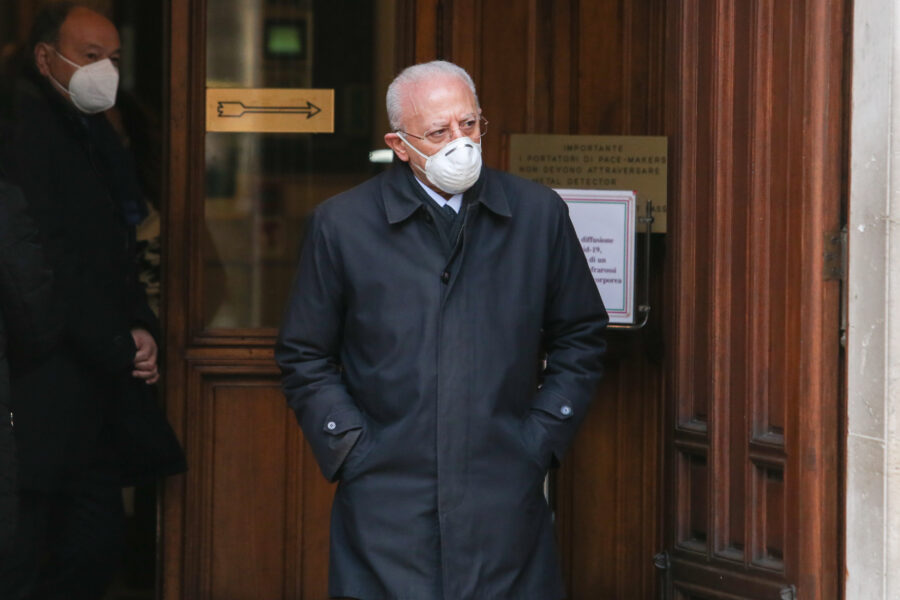 Impedire il terzo mandato a De Luca rischia solo di rafforzarlo