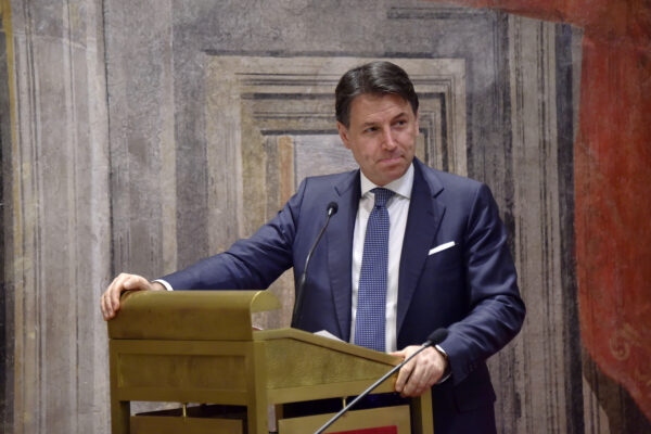 Aumento sì, aumento no: la giravolta-lampo di Conte sulle armi finirà nei manuali di storia