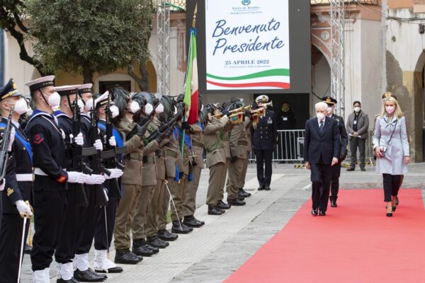 Visita di Mattarella, delude la chiesa: “Solo due parole sulla Terra dei fuochi”