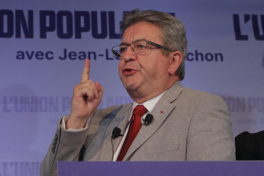 Chi è Jean-Luc Mélenchon, il candidato di sinistra (e dei giovani) ago della bilancia nella sfida tra Macron e Le Pen