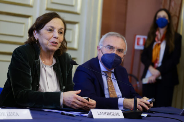 Prefettura conferenza stampa del Ministro dellInterno Luciana Lamorgese per sottoscrivere con il Presidente della Regione Campania Vincenzo De Luca, il protocollo dintesa per lattivazione del Numero Unico di Emergenza Europeo, presenti pure il Prefetto Palomba e Don Patriciello – Prefettura conferenza stampa del Ministro dellInterno Luciana Lamorgese per sottoscrivere con il Presidente della Regione Campania Vincenzo De Luca, il protocollo dintesa per lattivazione del Numero Unico di Emergenza Europeo, presenti pure il Prefetto Palomba e Don Patriciello – fotografo: sa