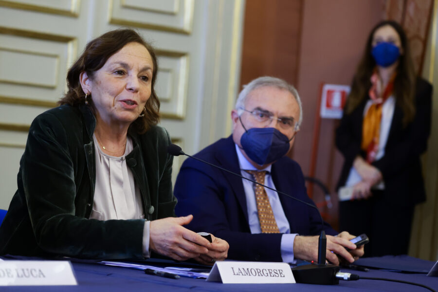 Prefettura conferenza stampa del Ministro dellInterno Luciana Lamorgese per sottoscrivere con il Presidente della Regione Campania Vincenzo De Luca, il protocollo dintesa per lattivazione del Numero Unico di Emergenza Europeo, presenti pure il Prefetto Palomba e Don Patriciello – Prefettura conferenza stampa del Ministro dellInterno Luciana Lamorgese per sottoscrivere con il Presidente della Regione Campania Vincenzo De Luca, il protocollo dintesa per lattivazione del Numero Unico di Emergenza Europeo, presenti pure il Prefetto Palomba e Don Patriciello – fotografo: sa