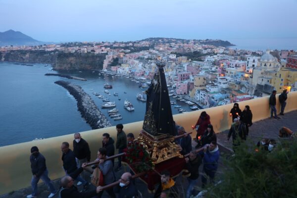 Procida 2022, dai Misteri in processione omaggio all’Ucraina e alle vittime del Covid