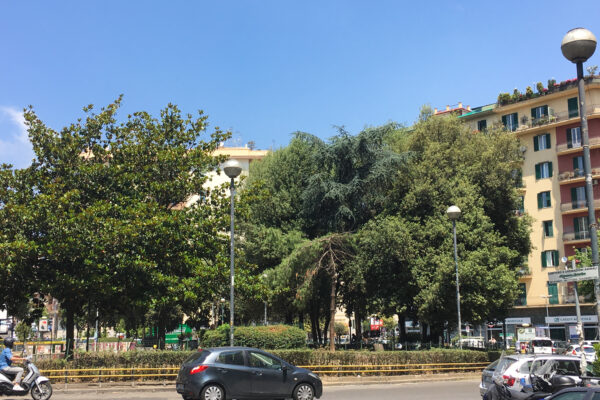 Uomo muore in piazza Medaglie d’Oro a Napoli: “Nessuna violenza”