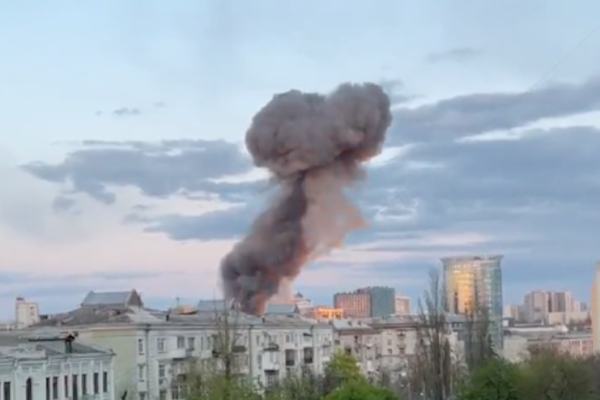 Guerra Ucraina-Russia, missili e “morti” su Kiev durante visita Guterres: “Scioccato”. Biden e Nato scatenati: “Armi e sostegno a Zelensky per anni, pronti a qualsiasi cosa faccia Putin”