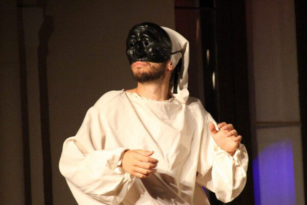 Al Tram viaggio nell’anima di Pulcinella: da venerdì lo spettacolo “Con licenza dei superiori – Dentro la maschera nera”