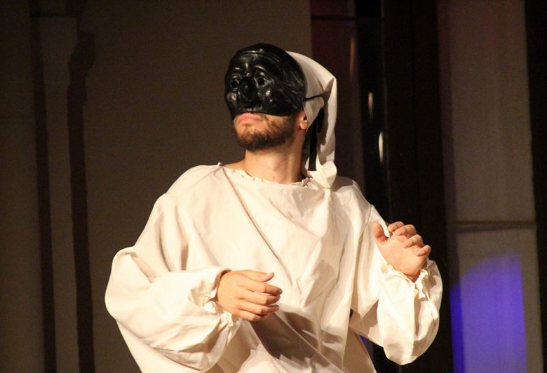 Al Tram viaggio nell’anima di Pulcinella: da venerdì lo spettacolo “Con licenza dei superiori – Dentro la maschera nera”