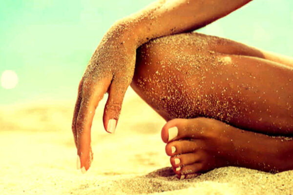 I segreti dell’abbronzatura, i consigli del dermatologo per evitare le scottature: dalla protezione al vino rosso