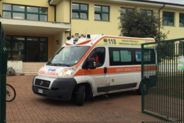 Muore a scuola a 12 anni, studente stroncato da malore nell’atrio dell’istituto