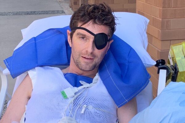 Benjamin Hall, il giornalista sopravvissuto all’attacco russo a Kiev: “Perso una gamba e un occhio, ma sono fortunato a essere qui”