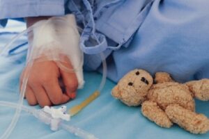 Epatite acuta pediatrica, bimbo di 3 anni rischia trapianto al Bambino Gesù: “Ipotesi calo difese dovuta ai lockdown per Covid”