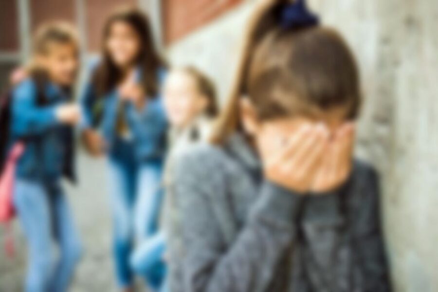 Ragazzina chiamata “Ebola” dai compagni di classe, bulli promossi e genitori (e scuola) contro giustizia riparativa: “E’ solo un gioco”