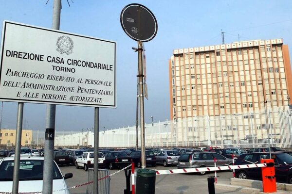 Torture nel carcere di Torino, a processo 22 agenti e l’ex direttore Minervini: “squadre di picchiatori” nelle celle per pestare i detenuti