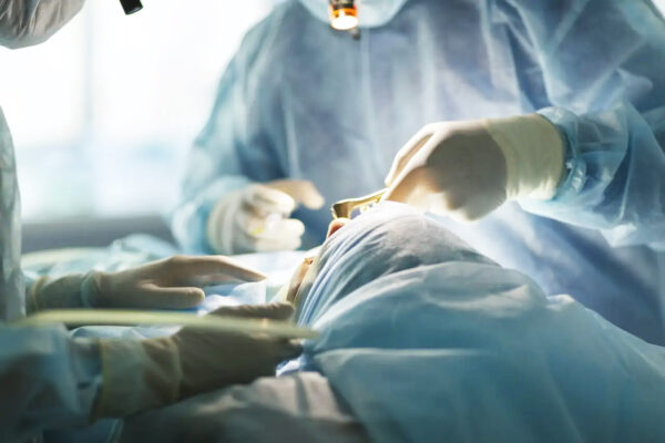 Medicina rigenerativa, le 5 regole per sapere di chi fidarsi: in 10 anni è boom di interventi estetici