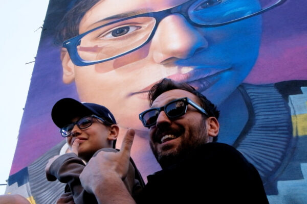 Cesare Cremonini a Ponticelli, i comizi d’amore e di futuro del cantautore per i bambini di Napoli