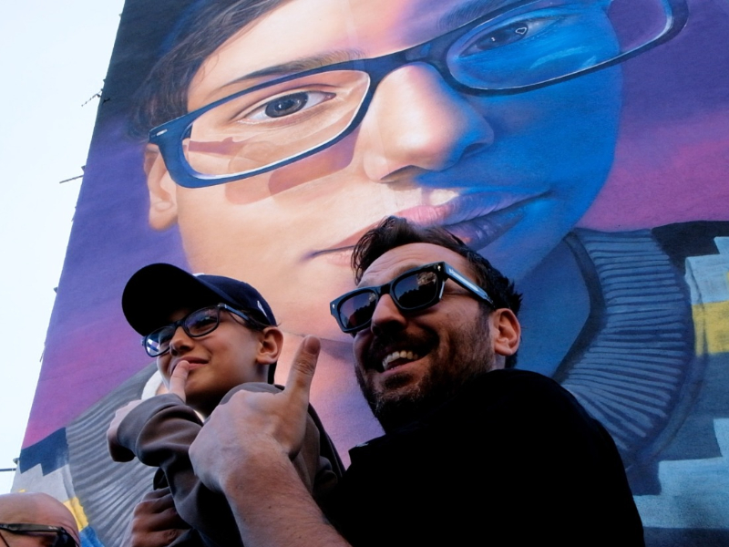 Cesare Cremonini a Ponticelli, i comizi d’amore e di futuro del cantautore per i bambini di Napoli