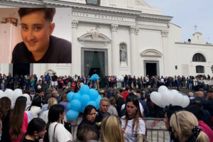 Giovanni ucciso al luna park, il parroco: “Qui i ragazzi crescono a pane e Gomorra”