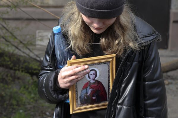 Soldati russi violentano la madre e la sorella davanti ai suoi occhi: “Mi hanno risparmiato perché sono brutta”