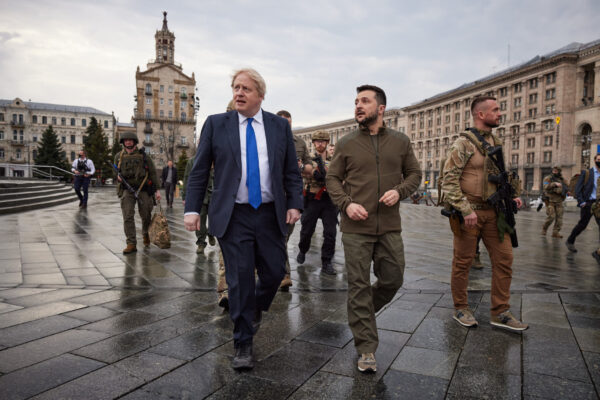 Guerra Ucraina-Russia, Zelensky e Boris Johnson passeggiano nel centro di Kiev: Mosca accusata del massacro di Makariv e di giornalisti torturati