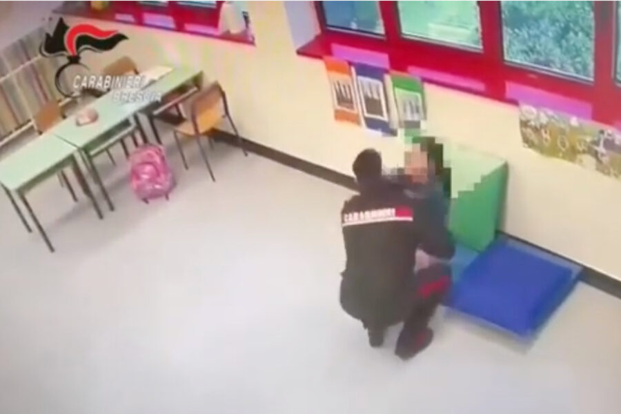 Violenza a bimba disabile, blitz in classe dei carabinieri: arrestata assistente scolastica