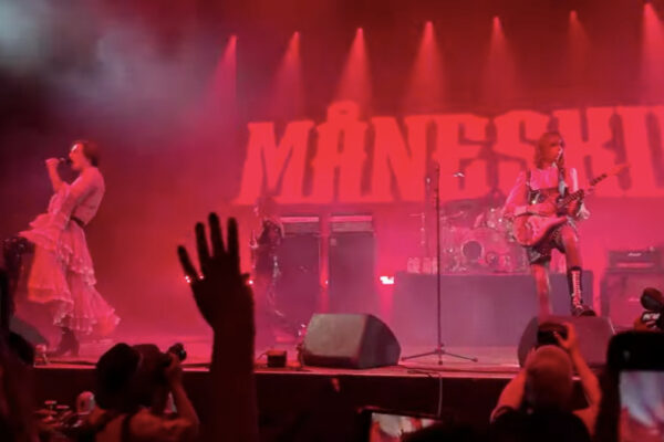 “Fuck Putin!”: i Maneskin infiammano il Coachella e citano ‘Il Grande Dittatore’ di Chaplin contro la guerra in Ucraina