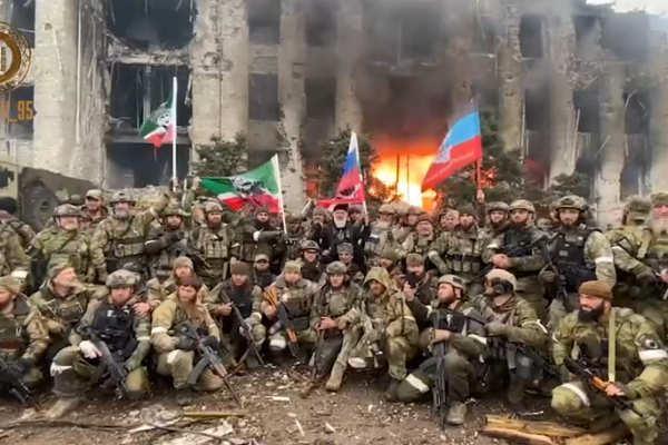 Guerra Ucraina-Russia, Kadyrov: “Mariupol è nostra”. Zelensky loda Biden: “Il suo aiuto (armi) ci avvicina alla pace”. Mosca distrugge ferrovia Dnipro