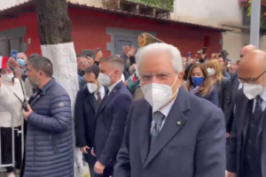 Mattarella ad Acerra, il ricordo delle vittime dell’eccidio nazista: “Una strage di innocenti quasi dimenticata”