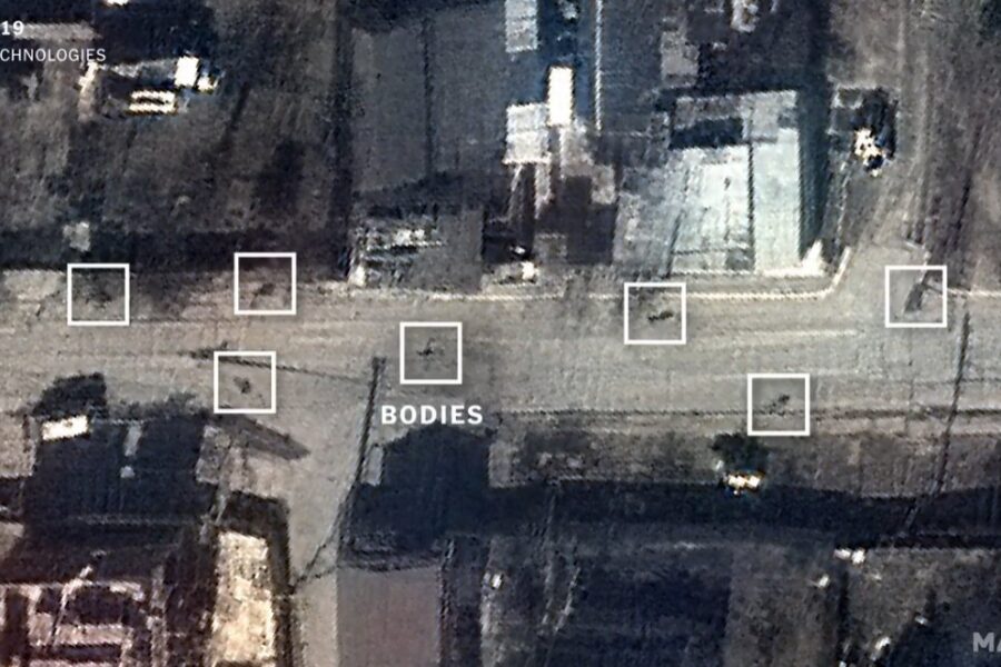 Massacro di Bucha, le immagini satellitari smentiscono Mosca: “Carneficina prima del ritiro russo, cadaveri per strada”