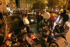 Spari a Chiaia, terrore durante la movida: trovati 10 bossoli, mezzanotte di panico in strada Spari a Chiaia, terrore durante la movida: trovati 10 bossoli, mezzanotte di panico in strada