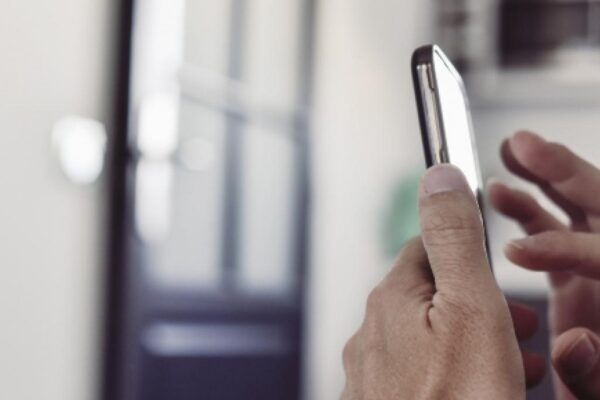 “Se mi lasci faccio vedere i video a tua moglie”, uomo minaccia l’ex amante e perseguita la rivale in amore con messaggi e frasi sui muri