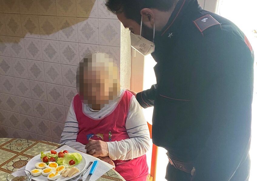 Nonnina chiama i carabinieri: “Seguo la vostra fiction, aiutatemi: non mangio da due giorni e non ho preso le medicine”
