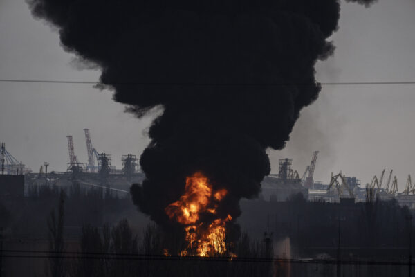 Guerra in Ucraina, attacco su Odessa nella notte: abbattuti 8 missili e 15 droni russi. I frammenti innescano incendi