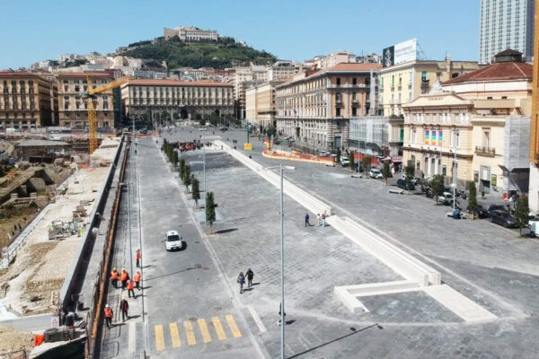 Piazza Municipio, la polemica: “Hanno tagliato il nastro per inaugurare il nulla, è adatta solo agli Iron Man”