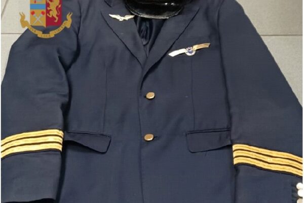 Finto pilota denunciato all’aeroporto di Napoli: nella borsa decine di foto di minori