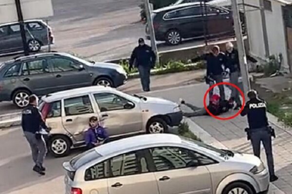 “Poliziotto mi ha preso a calci in faccia, picchiato anche in Questura”, il video finisce su TikTok: trasferito l’agente